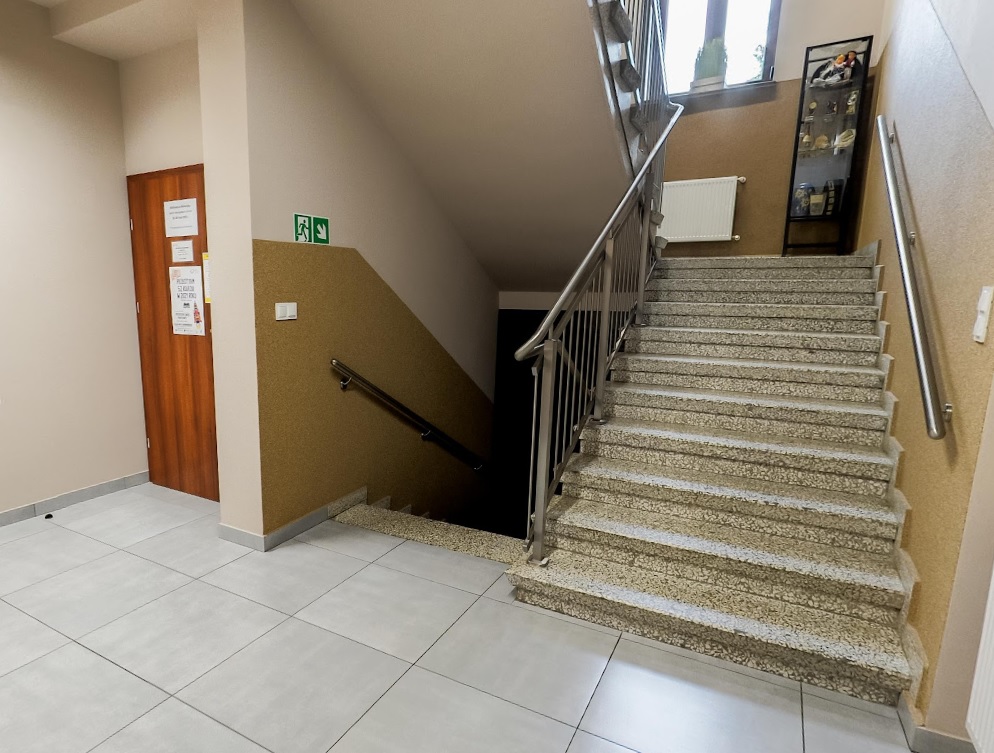 GCKSiT O.K. w Skrbeńsku parter - hol, biblioteka, schody na piętro, schody w dół